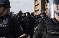 حمله پلیس آمریکا به تظاهرات کنندگان ضدترامپ