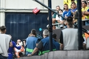 عکس| همکاری رقبا برای نجات جان تماشاگر در بازی بارسلونا و کادیس