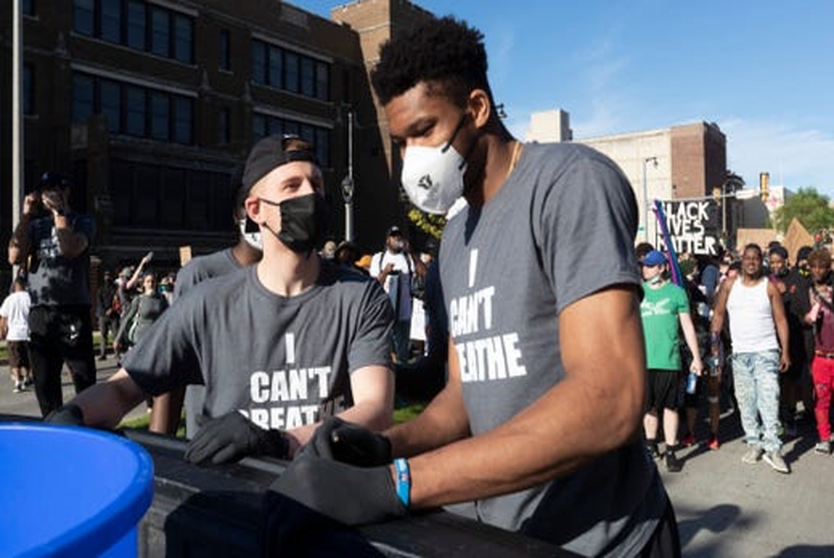 حضور ستاره لیگ NBA در اعتراضات خیابانی آمریکا+ تصاویر