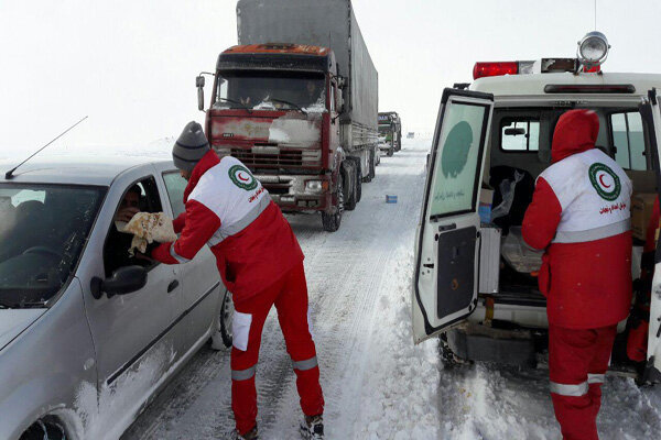 ۱۱ تیم نجاتگر در حال امداد رسانی به مناطق برفی خوزستان هستند