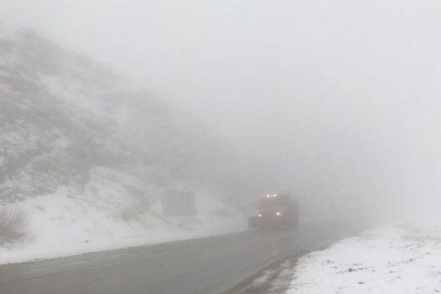 بارش برف و مه صبحگاهی جاده‌های قزوین را فرا گرفته است
