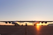 بزرگ‌ترین هواپیمای دنیا با بال‌های بزرگتر از زمین فوتبال + تصاویر