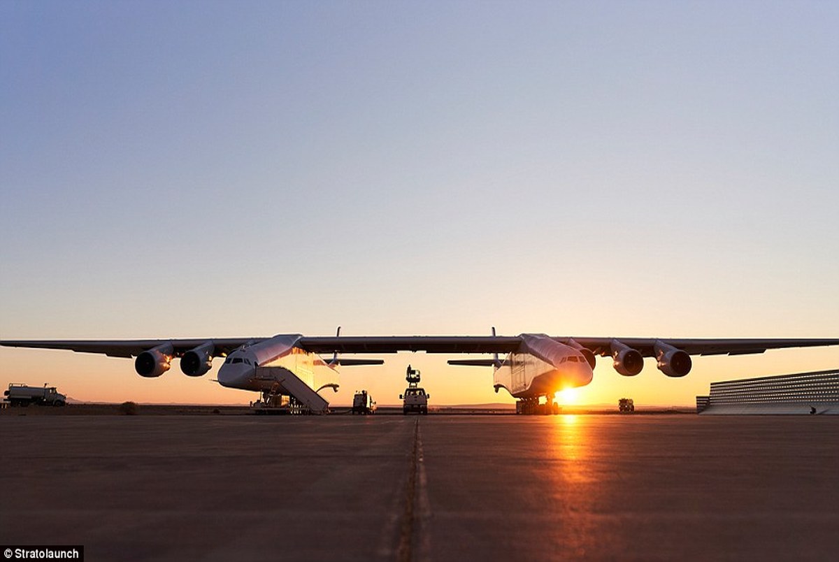 بزرگ‌ترین هواپیمای دنیا با بال‌های بزرگتر از زمین فوتبال + تصاویر