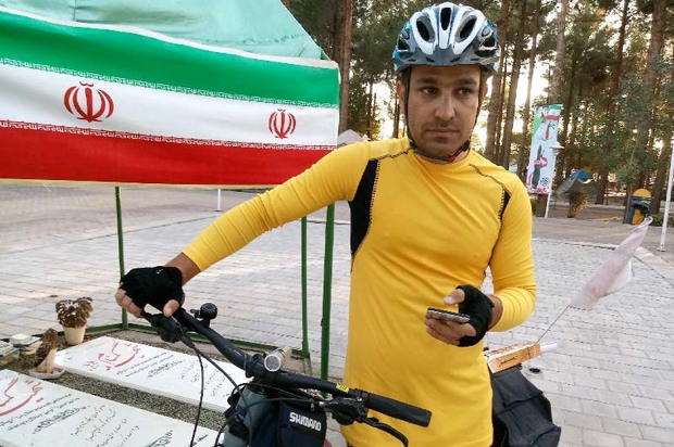 دوچرخه سوار پیام آور صلح ایرانیان به همدان رسید