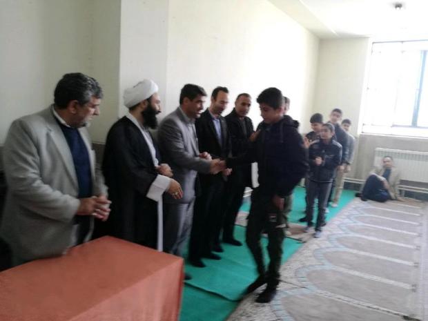 بسته های فرهنگی آستان قدس به دانش اموزان قصرشیرینی اهدا شد