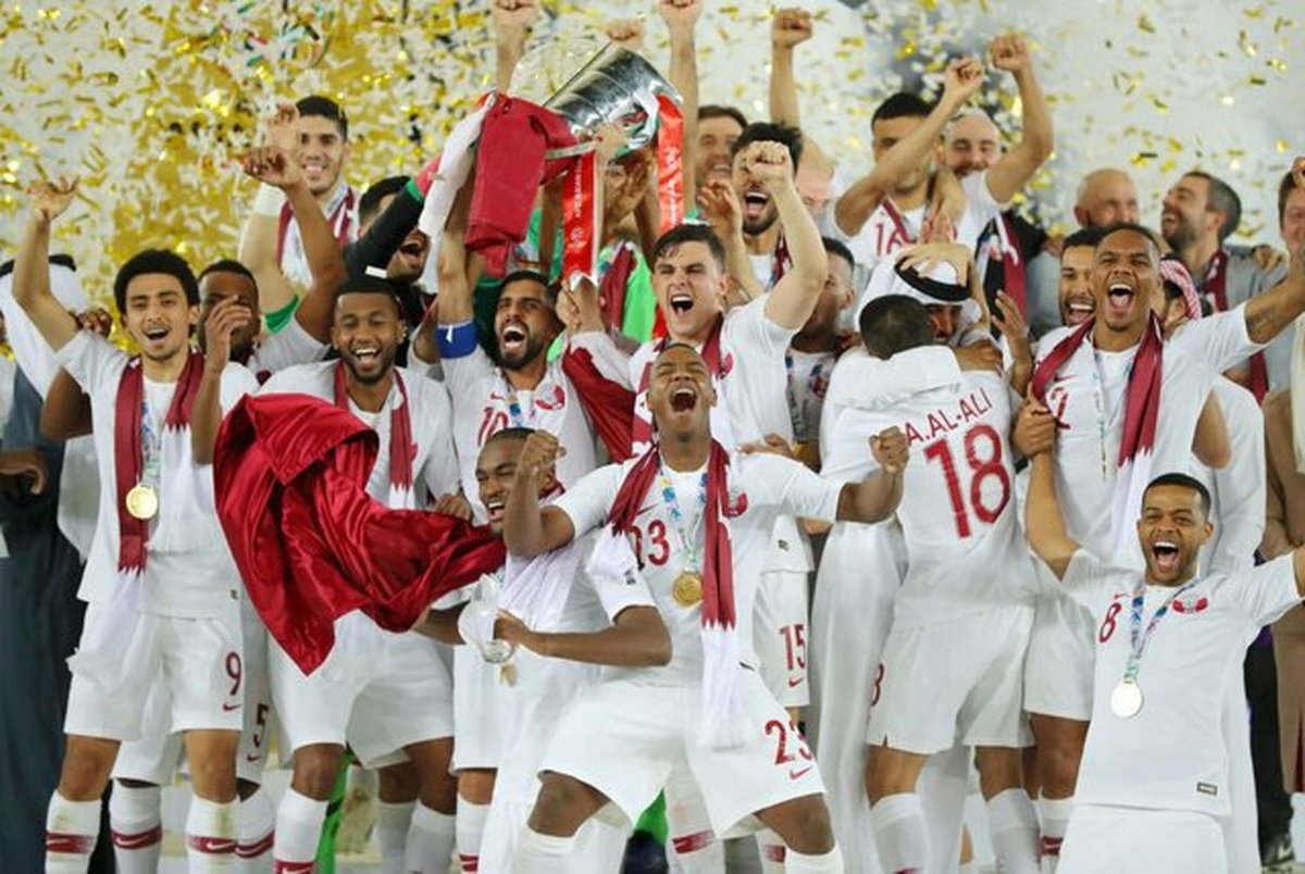 پرچم عمان در جشن قهرمانی بازیکنان قطر!+ فیلم