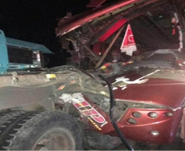 برخورد اتوبوس با کامیون در مسیر قزوین-زنجان 2 مجروح به جاگذاشت