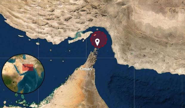 هدف‌ قرار گرفتن یک کشتی باری در تنگهٔ هرمز + عکس