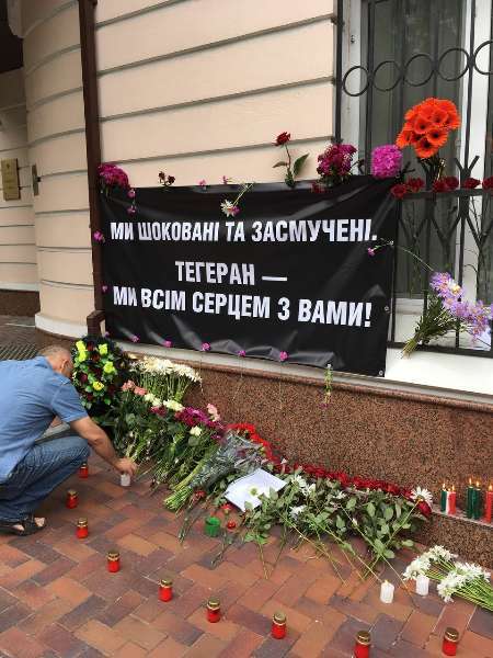 شماری از شهروندان اوکراین برای شهدای تهران گل آوردند