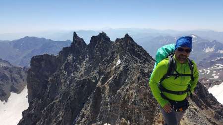 صعود دانشجوی بندرگزی به قلل مرتفع علم کوه و سبلان