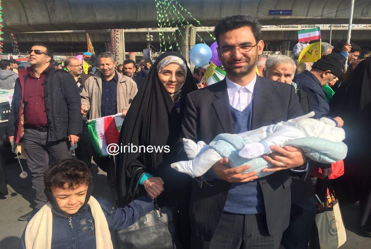 حضور آذری جهرمی به همراه خانواده اش در راهپیمایی 22 بهمن+ عکس