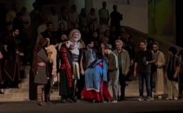 گوهر خیراندیش، دست علی نصیریان را بوسید + ویدیو
