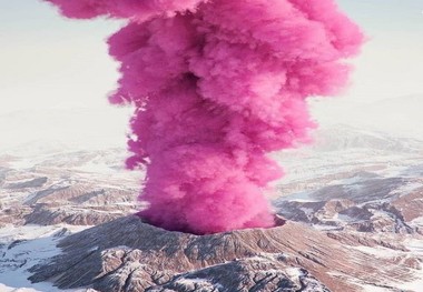 آتشفشانی به رنگ صورتی!+ عکس
