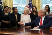 جهل و گاف ترامپ در دیدار با برنده جایزه صلح نوبل+عکس