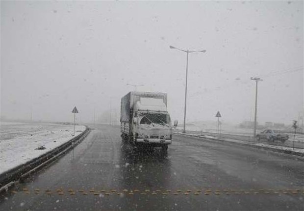 برف، تردد خودروها را در گردنه های خراسان شمالی کند کرد