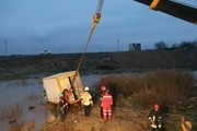 سرنشینان یک کامیونت از سیلاب نجات یافتند