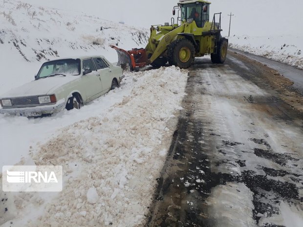 ۵۰ خودروی گرفتار در برف گردنه ژالانه رهاسازی شدند