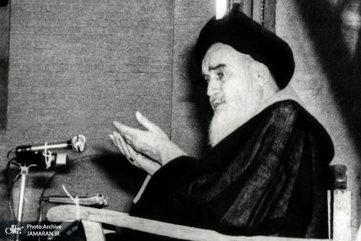 امام خمینی: در حکومت اسلام جوّ، جوّ محبت است/در موقع خودش شدت، در موقع خودش رحمت/باید تفاهم باشد؛ باید دوستی باشد/اگر با مردم با دوستی رفتار کنید، دلتان آرام است