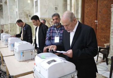 حضور سید رحیم صفوی در دور دوم انتخابات مجلس شورای اسلامی در حرم امام خمینی