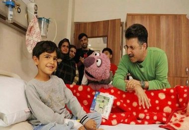 عیادت جناب‌خان از کودکان مجروح جنگ+ عکس
