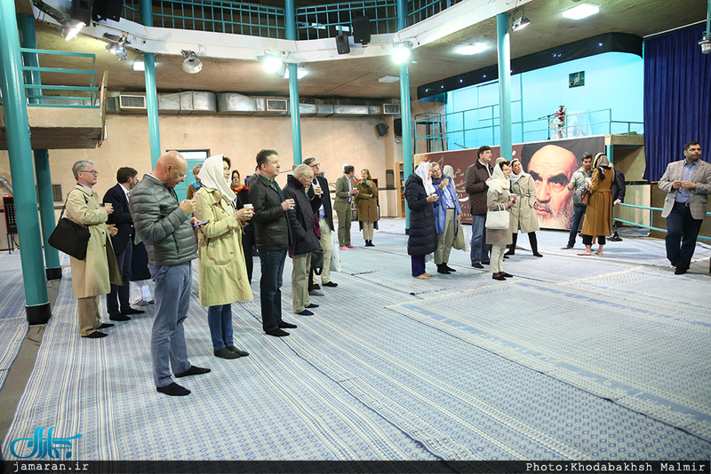بازدید گردشگران آلمانی و اتریشی از بیت امام خمینی (س) در جماران 