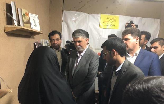 وزیر ارشاد از طرح کتابخوانی روستای شمسی اشکذر یزد بازدید کرد