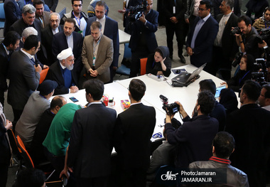 تصویری از گفت و گوی صمیمی روحانی با جوانان استارتاپی
