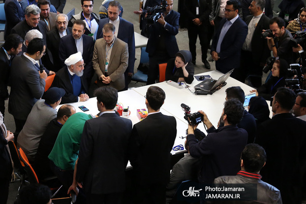 تصویری از گفت و گوی صمیمی روحانی با جوانان استارتاپی
