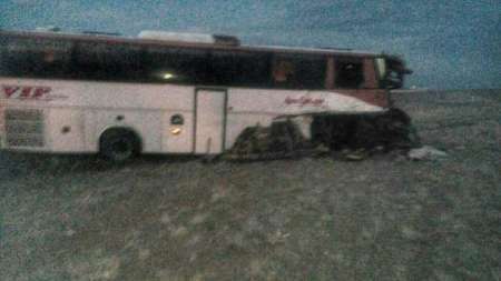 تصادف اتوبوس در آزاد راه ساوه همدان یک کشته و 15 مصدوم بر جا گذاشت