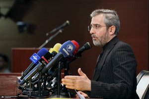 دیدار سرپرست و کارکنان وزارت خارجه باسید حسن خمینی در حرم مطهر امام خمینی (س)