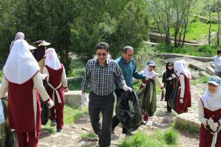 اردوگاه دانش آموزی یادگار امام (ره) در کامیاران از زباله پاک سازی شد