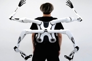  تبدیل انسان به سایبورگ با بازوهای رباتیک!
