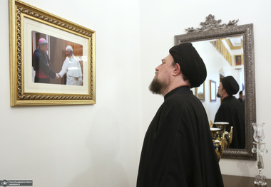 حضور سید حسن خمینی در سفارت واتیکان و امضای دفتر یادبود درگذشت پاپ 