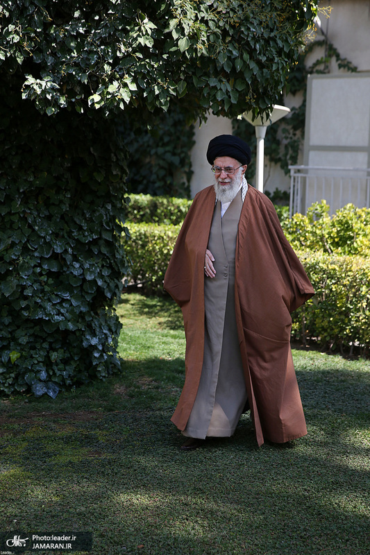غرس کردن دو اصله نهال میوه توسط رهبر معظم انقلاب اسلامی