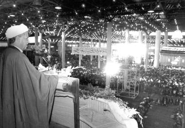 عکسی منتشر نشده از سخنرانی آیت الله هاشمی(ره) در حرم امام