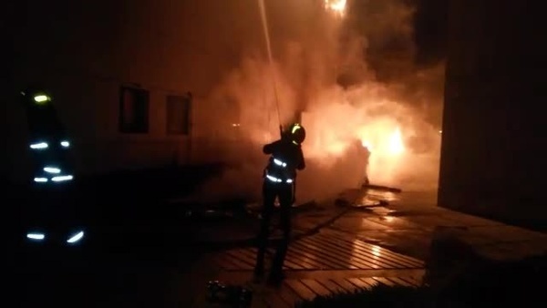 مهار آتش در کارخانه باطری‌سازی چایپاره توسط نیروهای آتش‌نشانی