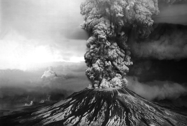 لحظه رانش زمین و فوران کوه آتشفشانی سنت هلن