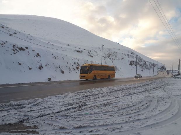 جاده های استان تهران به علت بارش برف و باران لغزنده است
