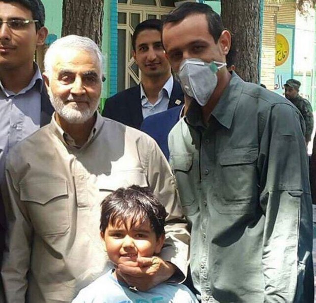 سردار سلیمانی همراه با یکی از جانبازان مدافع حرم پای صندوق رای+ عکس
