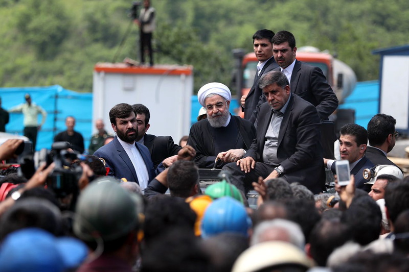 روحانی در محل حادثه معدن آزادشهر و در دیدار معدنکاران و کارگران