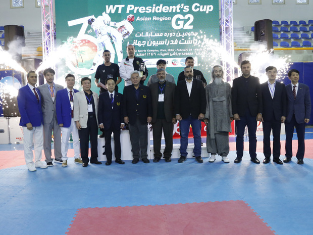 هوگوپوشان نوجوان پسر ایران کاپ قهرمانی را بالای سر بردند