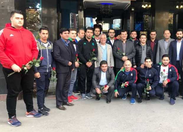 تیم ملی وزنه برداری در مشهد مورد استقبال قرار گرفت