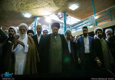 اقامه نماز سید حسن خمینی بر پیکر حجت الاسلام والمسلمین اکبر حمیدزاده در جماران