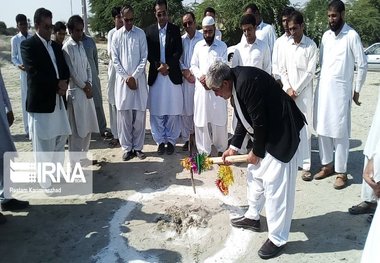 کلنگ زمین چمن مصنوعی مینی فوتبال کهیر کنارک به زمین زده‌شد