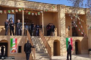 حضور اقشار مختلف مردم به مناسبت دهه فجر در بیت تاریخی امام خمینی (س)