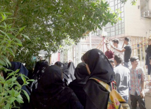 جمعی از دانش آموزان پایه دوازدهم اهوازی اعتراض کردند