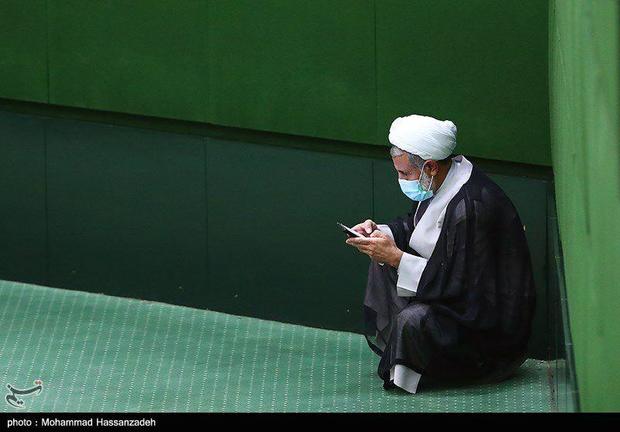 عکسی متفاوت از منتقد اصلی روحانی در مجلس!