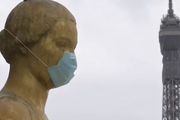 فرانسه در اقدامی نمادین ماسک به صورت مجسمه ها زد
