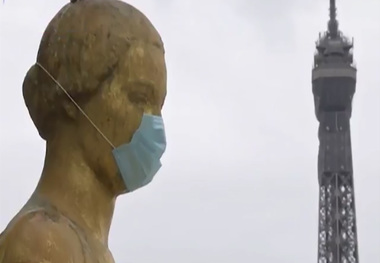 فرانسه در اقدامی نمادین ماسک به صورت مجسمه ها زد
