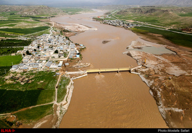 نگهداری و رهاسازی آب در خوزستان غیرممکن است  ۲۵۰ هزار نفر در خطر سیل قرار دارند   تخریب ۱۴ هزار کیلومتر از راه‌های لرستان، گلستان و خوزستان